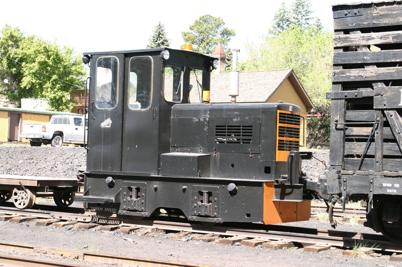 cats_yardthing_chama_nm_29_may_2004_000_3072x2048.jpg