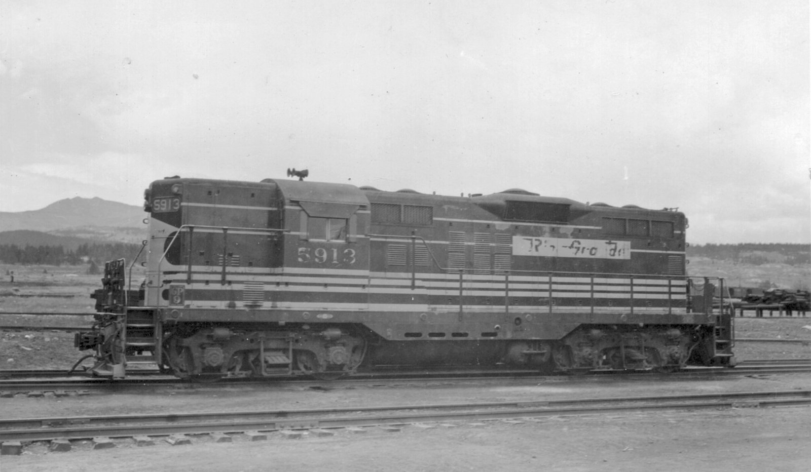 drgw_5913_leadville_co_jul_1961_000.jpg