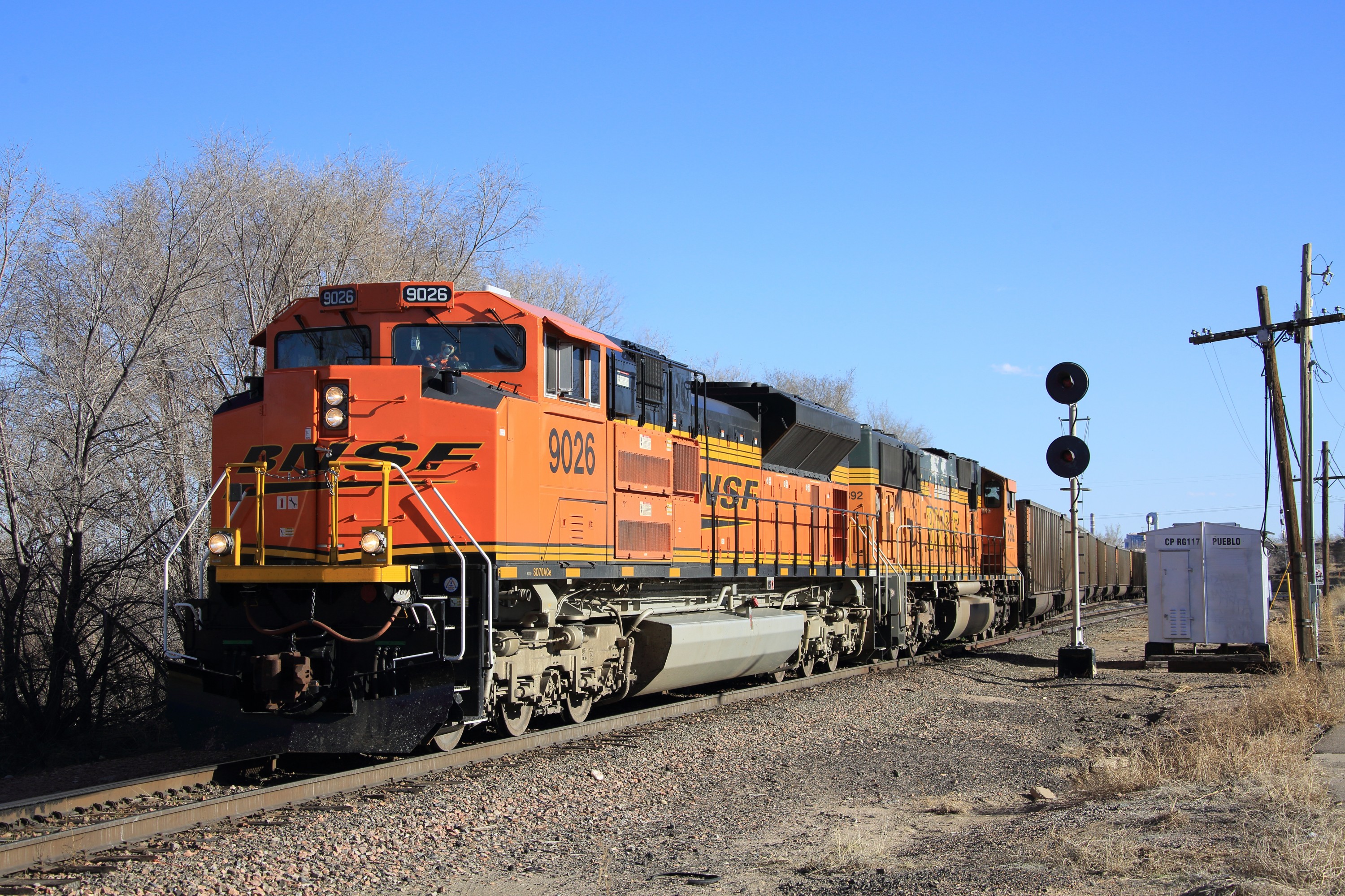 bnsf-9026-pueblo_co-_28-mar-2015_-000.jpg